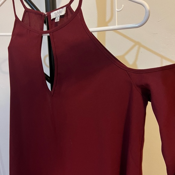 Tobi maroon chiffon top with shoulder cutouts sz XS - Picture 12 of 12